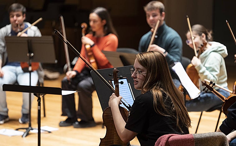Imagen principal - Ensayos en el auditorio Miguel Delibes durante la Semana Santa