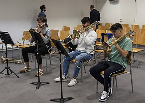 Imagen secundaria 1 - Ensayos en el auditorio Miguel Delibes durante la Semana Santa