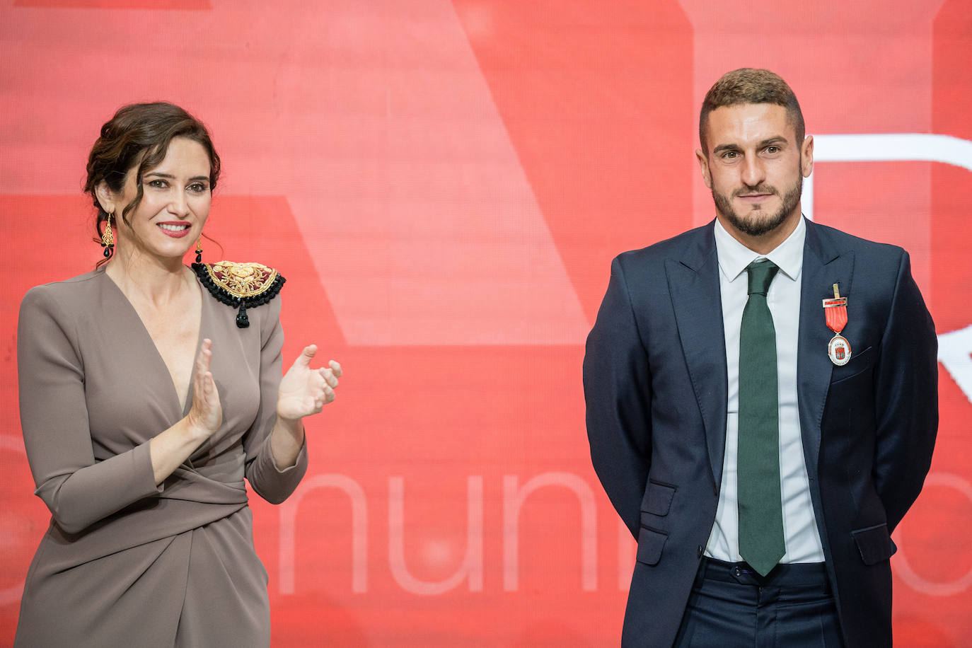 Del frío saludo entre Ayuso y Bolaños a la parada militar: las mejores imágenes del 2 de mayo en Madrid