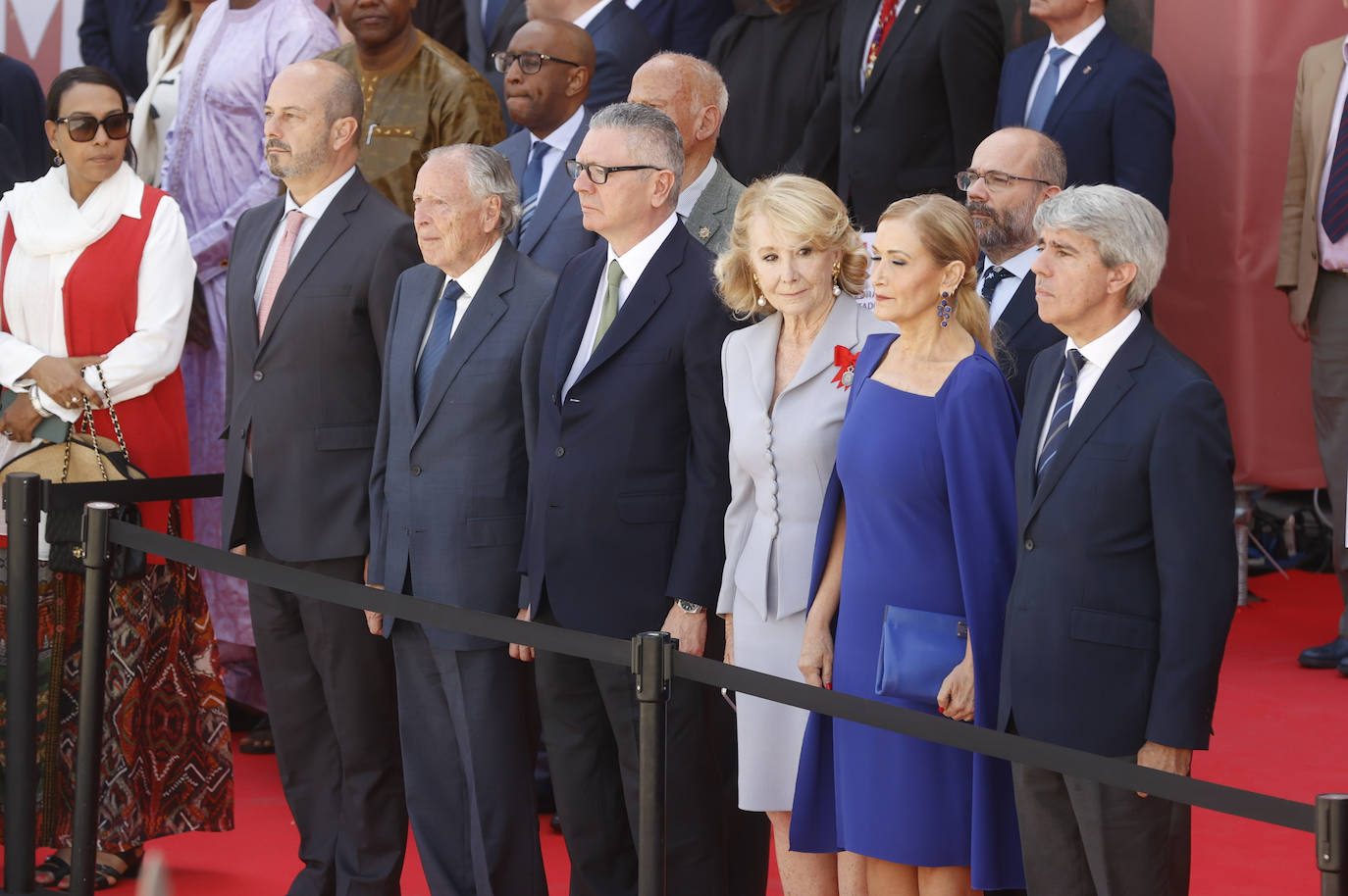 Del frío saludo entre Ayuso y Bolaños a la parada militar: las mejores imágenes del 2 de mayo en Madrid