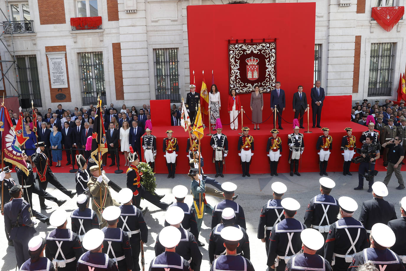 Del frío saludo entre Ayuso y Bolaños a la parada militar: las mejores imágenes del 2 de mayo en Madrid