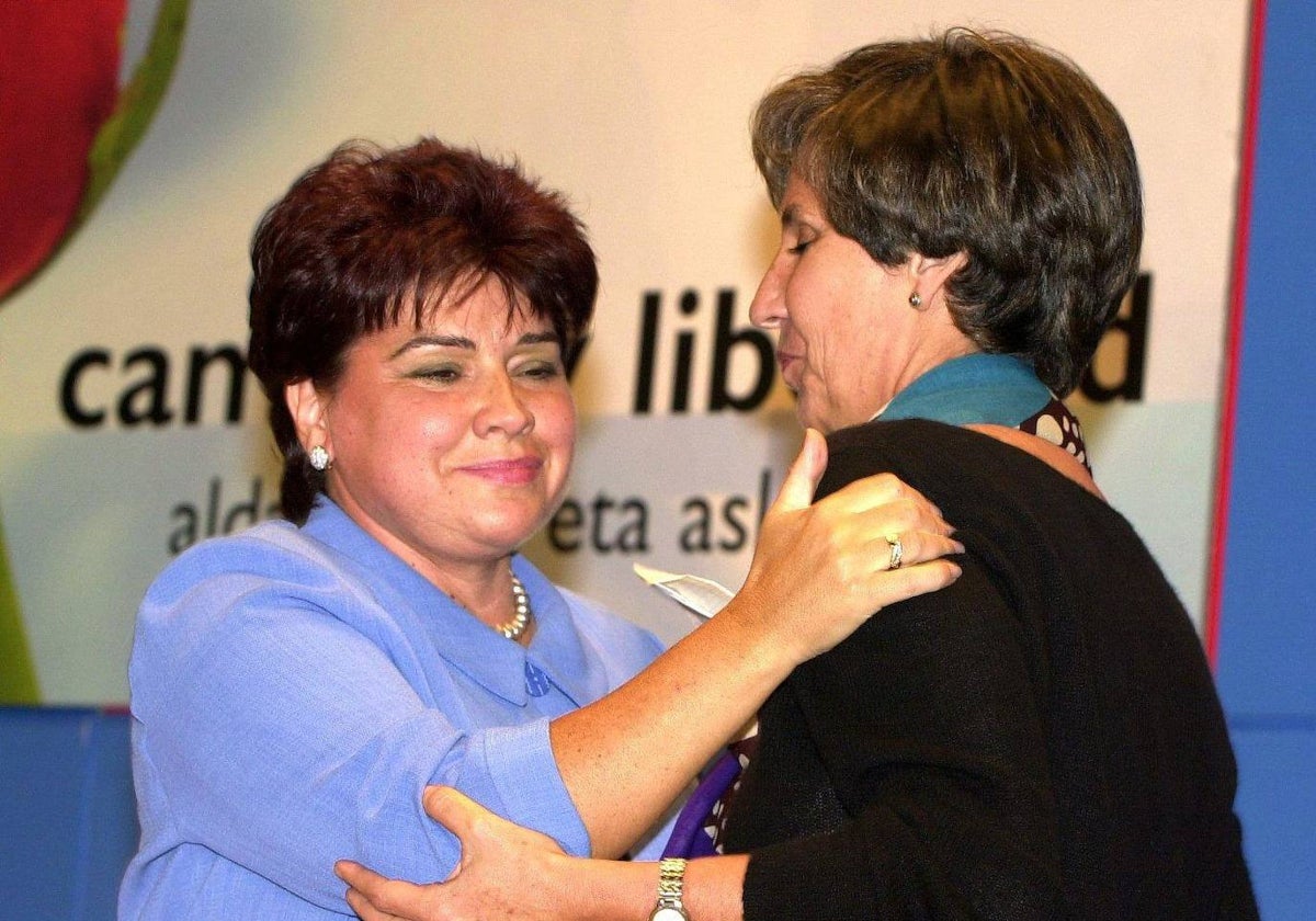 Ana Urchueguía saluda a Isabel Allende en una imagen de archivo