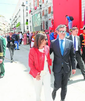 Imagen secundaria 2 - 4. Cuando intentó acceder a la tribuna de autoridades, la jefa de protocolo de la Comunidad cortó el paso al ministro, pese a su insistencia // 5. El ministro tuvo que presenciar la parada cívico-militar fuera de la tribuna. Al cruzarse después Ayuso, la frialdad se intuyó con claridad // 6. La ministra de Defensa participó en la ofrenda floral. Bolaños, no. Ambos, junto al diputado regional José Cepeda, al marcharse de Sol.