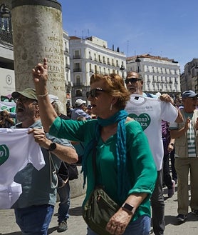 Imagen secundaria 2 - Arriba, un coro de mujeres ataviadas de goyescas. Sobre estas líneas, protestas de los afectados por la línea 7B y defensores de la Sanidad pública.