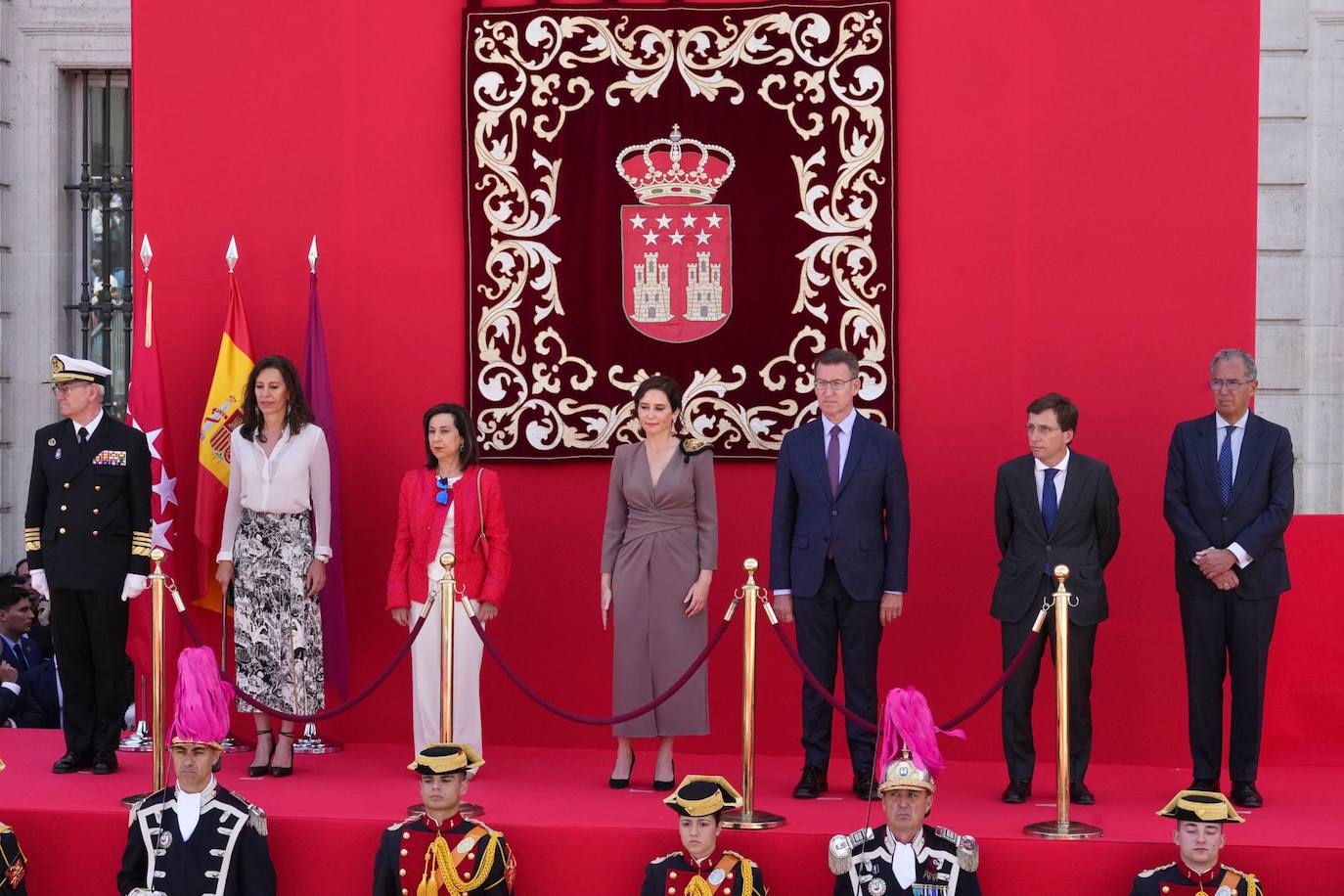 Del frío saludo entre Ayuso y Bolaños a la parada militar: las mejores imágenes del 2 de mayo en Madrid