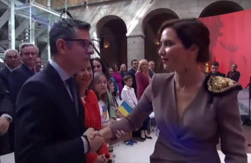 Del frío saludo entre Ayuso y Bolaños a la parada militar: las mejores imágenes del 2 de mayo en Madrid