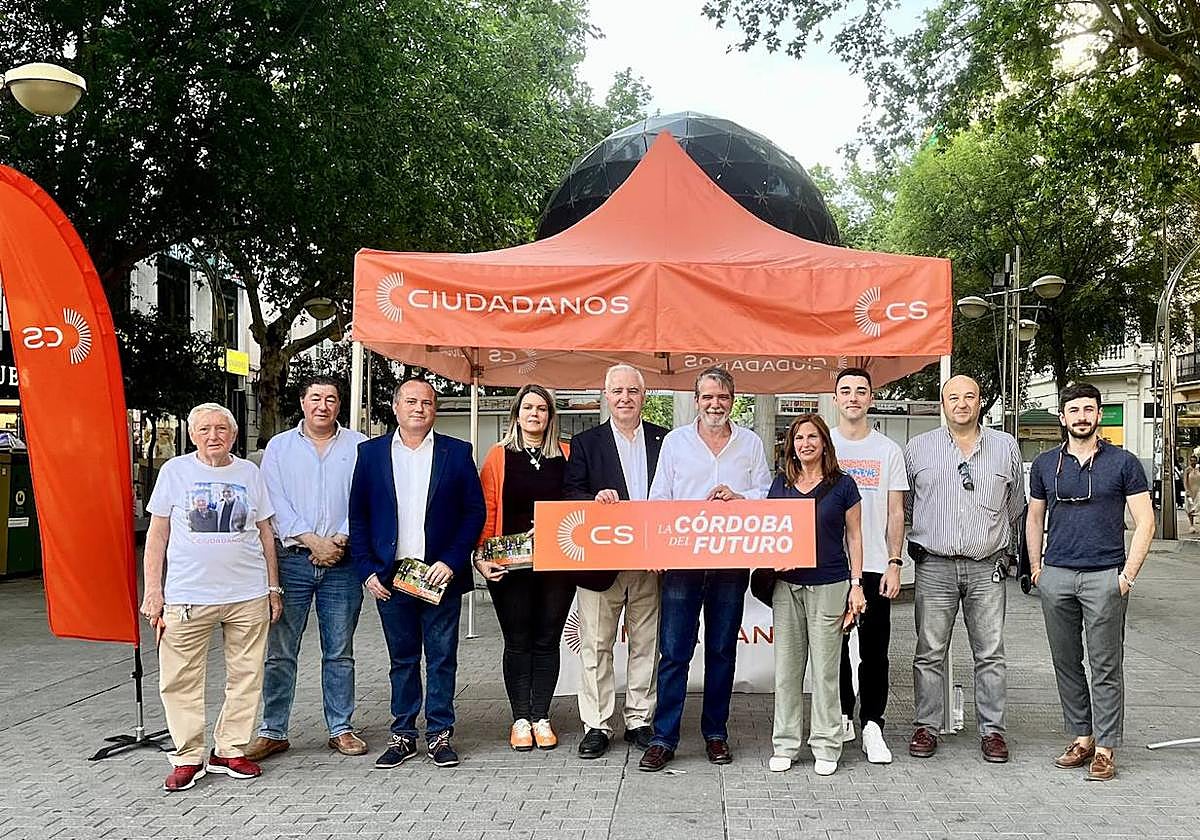 Jesús Lupiáñez con algunos de los miembros de su candidatura para las elecciones municipales del 28M
