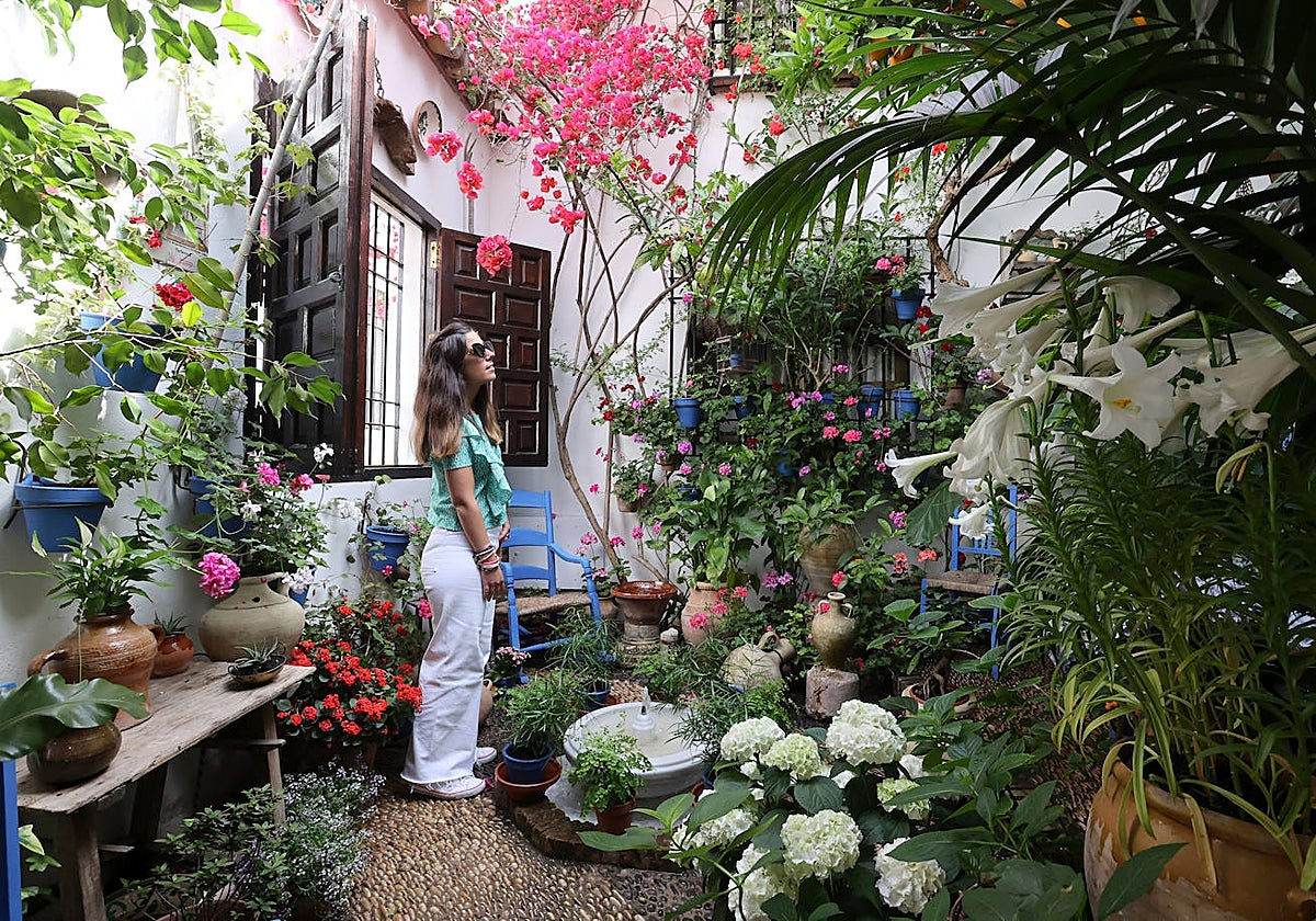 Una joven admira el patio de la calle Tafures