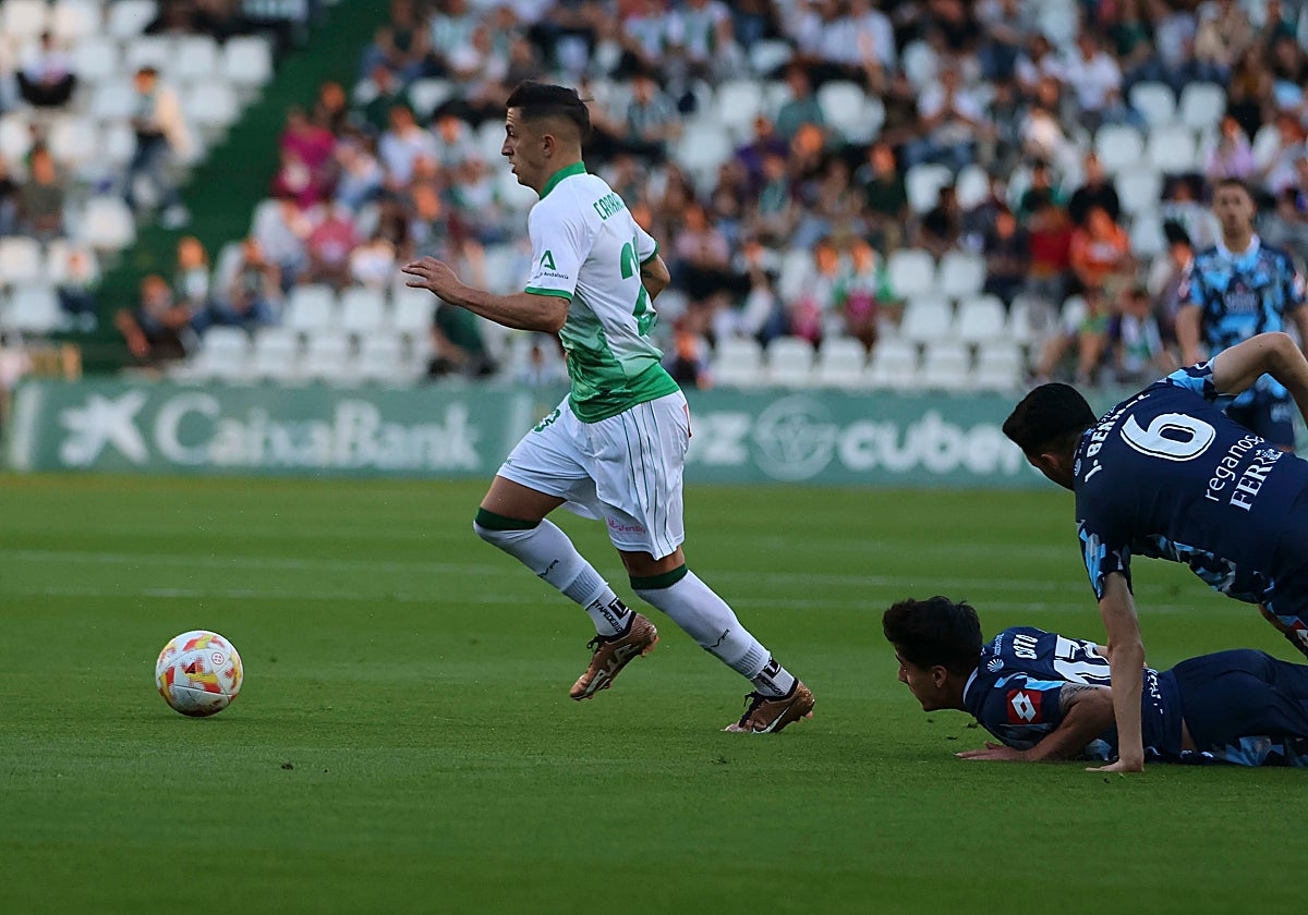 Carracedo conduce el balón en el Córdoba CF - Ferrol suspendido en marzo