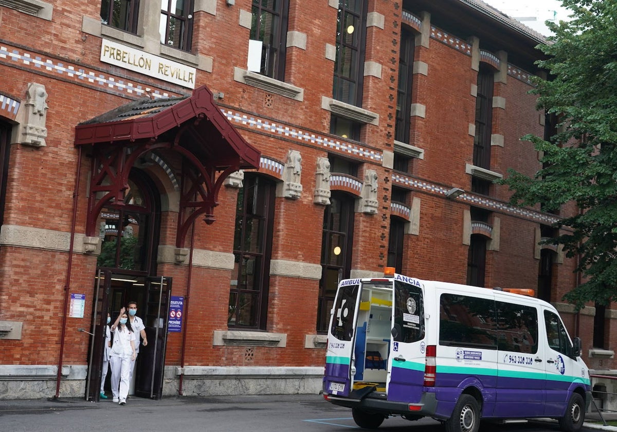 Una ambulancia espera a las puertas del pabellón Revilla del Hospital de Basurto