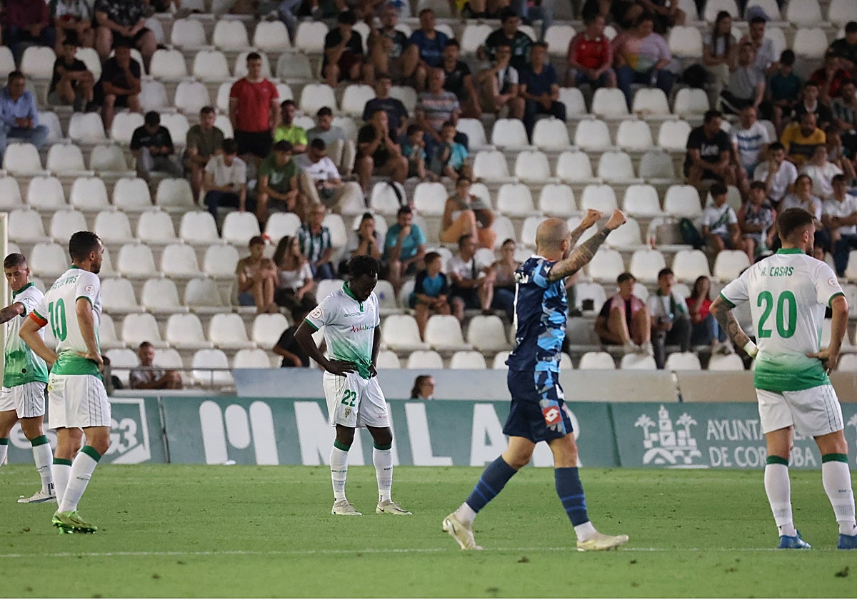 Los jugadores del Córdoba tras el gol de Carlos Viente en el último tramo del encuentro