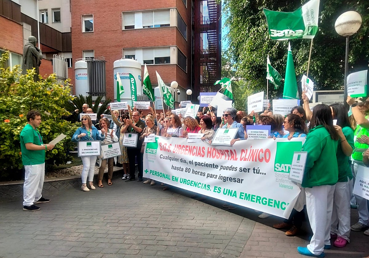 Imagen de la manifestación de enfermeros en el Hospital Clínico de Valencia