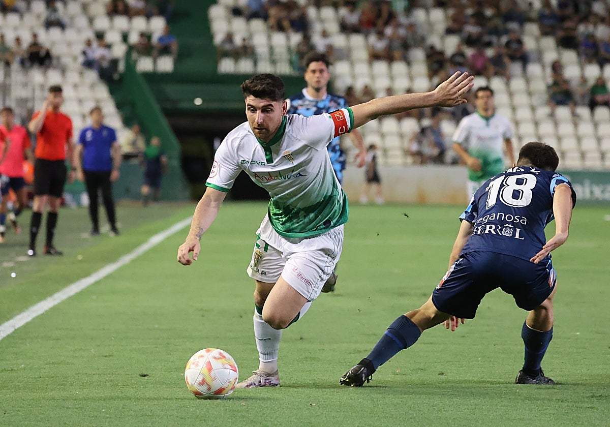 Javi Flores conduce el balón durante el partido ante el Racing de Ferrol