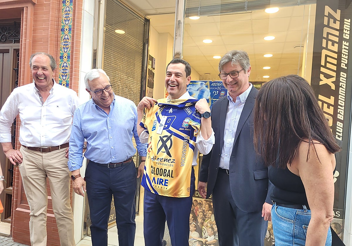 Juanma Moreno, presidente de la Junta de Andalucía, con la camiseta del Ángel Ximénez