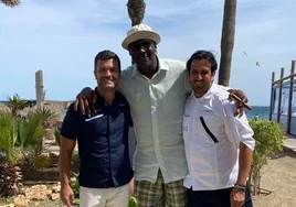 Michael Jordan se pasea junto al mar en Marbella, de vacaciones junto a su pareja
