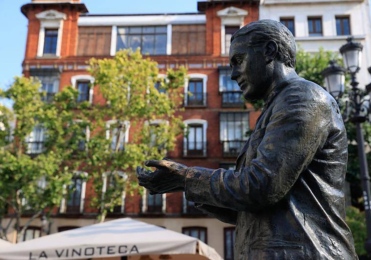 La escultura de Lorca, en la plaza de Santa Ana, después de ser vandalizada