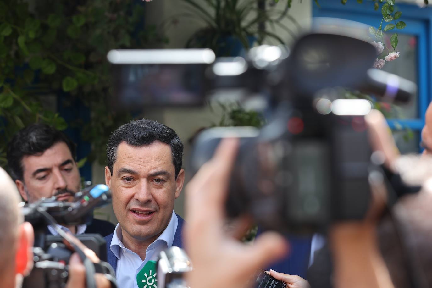 La visita de Juanma Moreno a los Patios de Córdoba, en imágenes