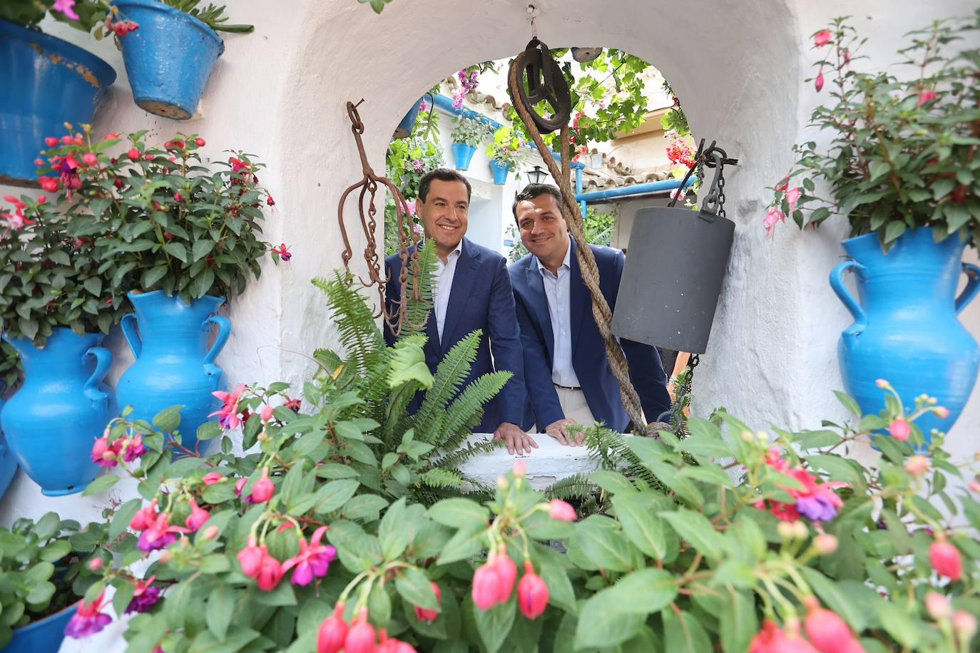 La visita de Juanma Moreno a los Patios de Córdoba, en imágenes