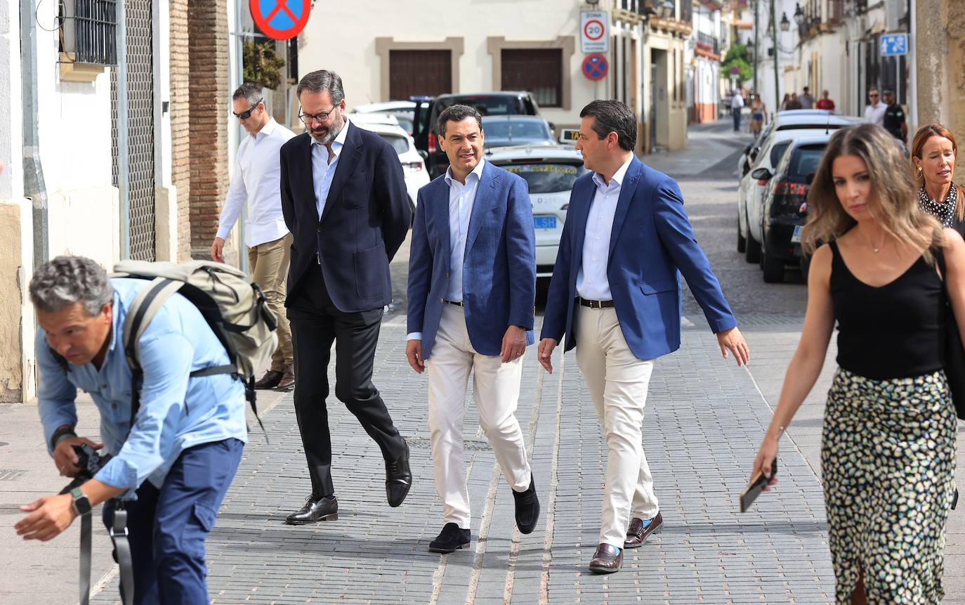 La visita de Juanma Moreno a los Patios de Córdoba, en imágenes