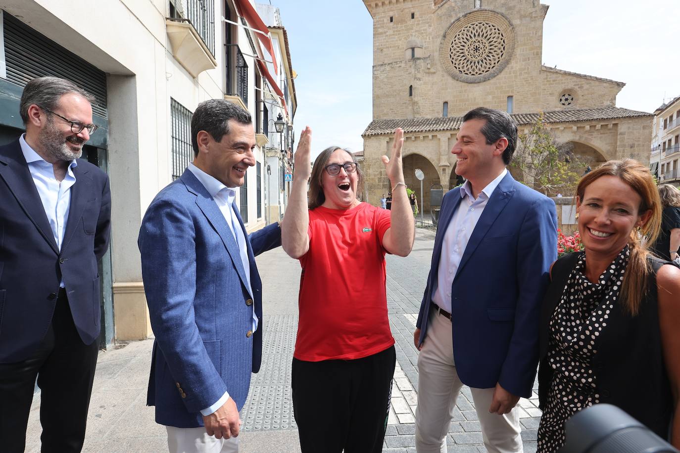 La visita de Juanma Moreno a los Patios de Córdoba, en imágenes