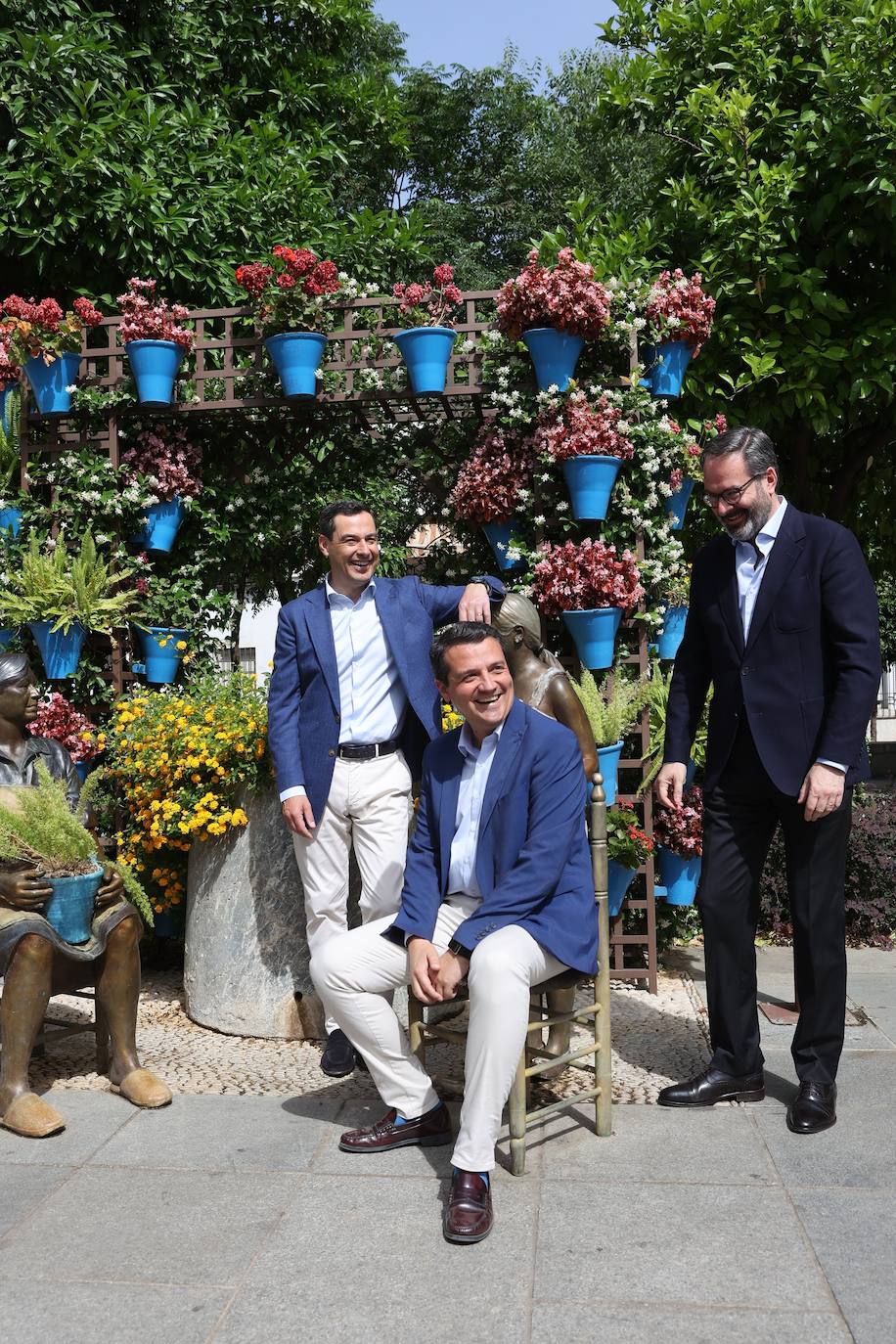 La visita de Juanma Moreno a los Patios de Córdoba, en imágenes