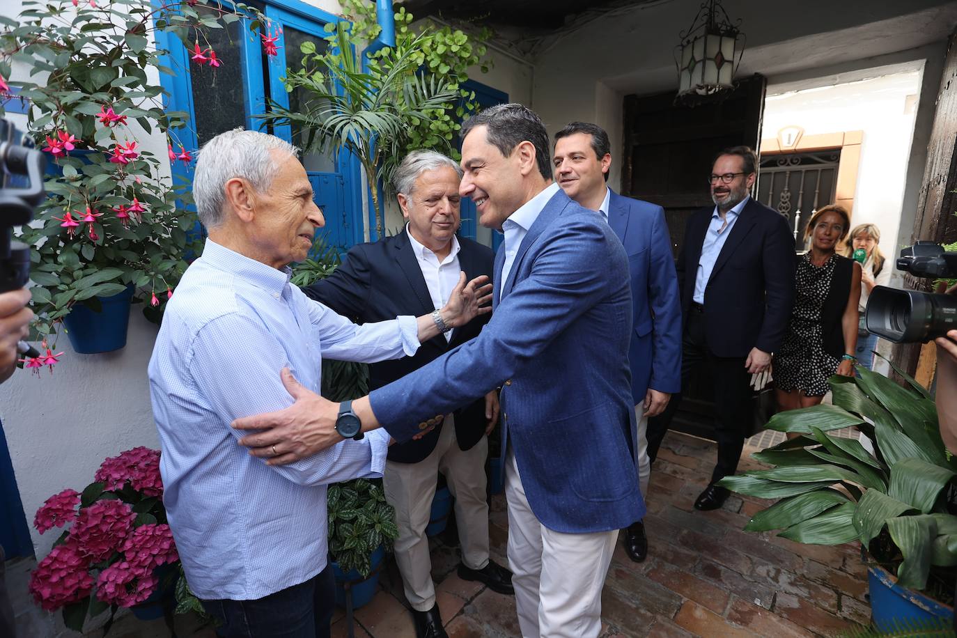 La visita de Juanma Moreno a los Patios de Córdoba, en imágenes