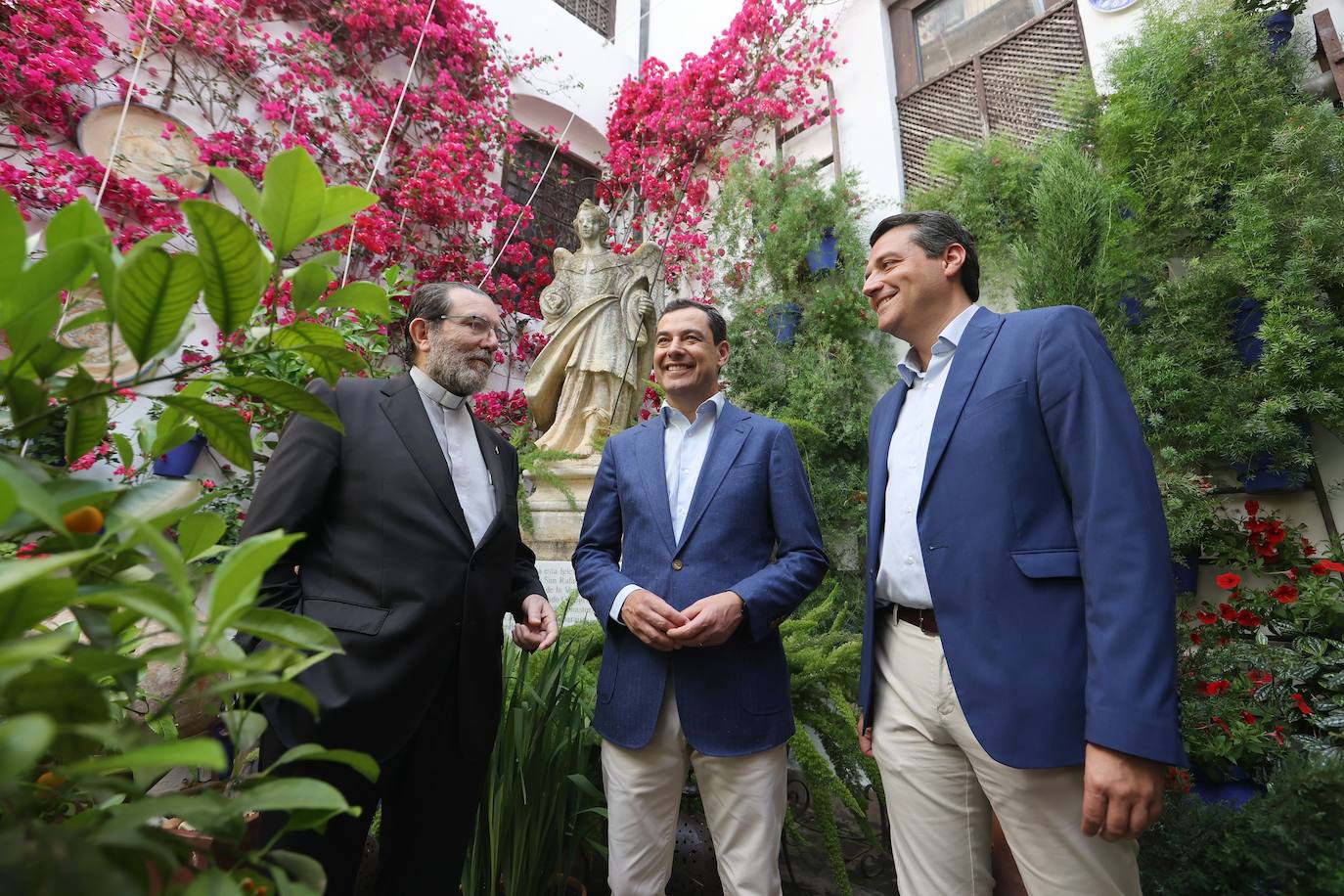 La visita de Juanma Moreno a los Patios de Córdoba, en imágenes