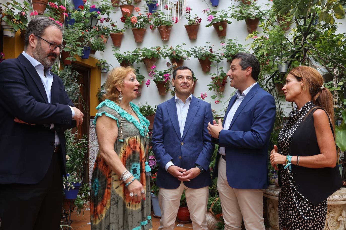 La visita de Juanma Moreno a los Patios de Córdoba, en imágenes