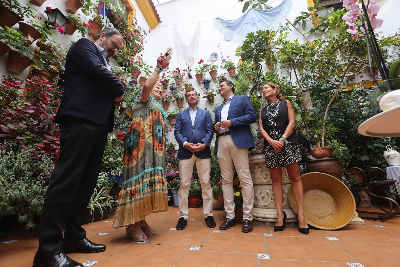 La visita de Juanma Moreno a los Patios de Córdoba, en imágenes