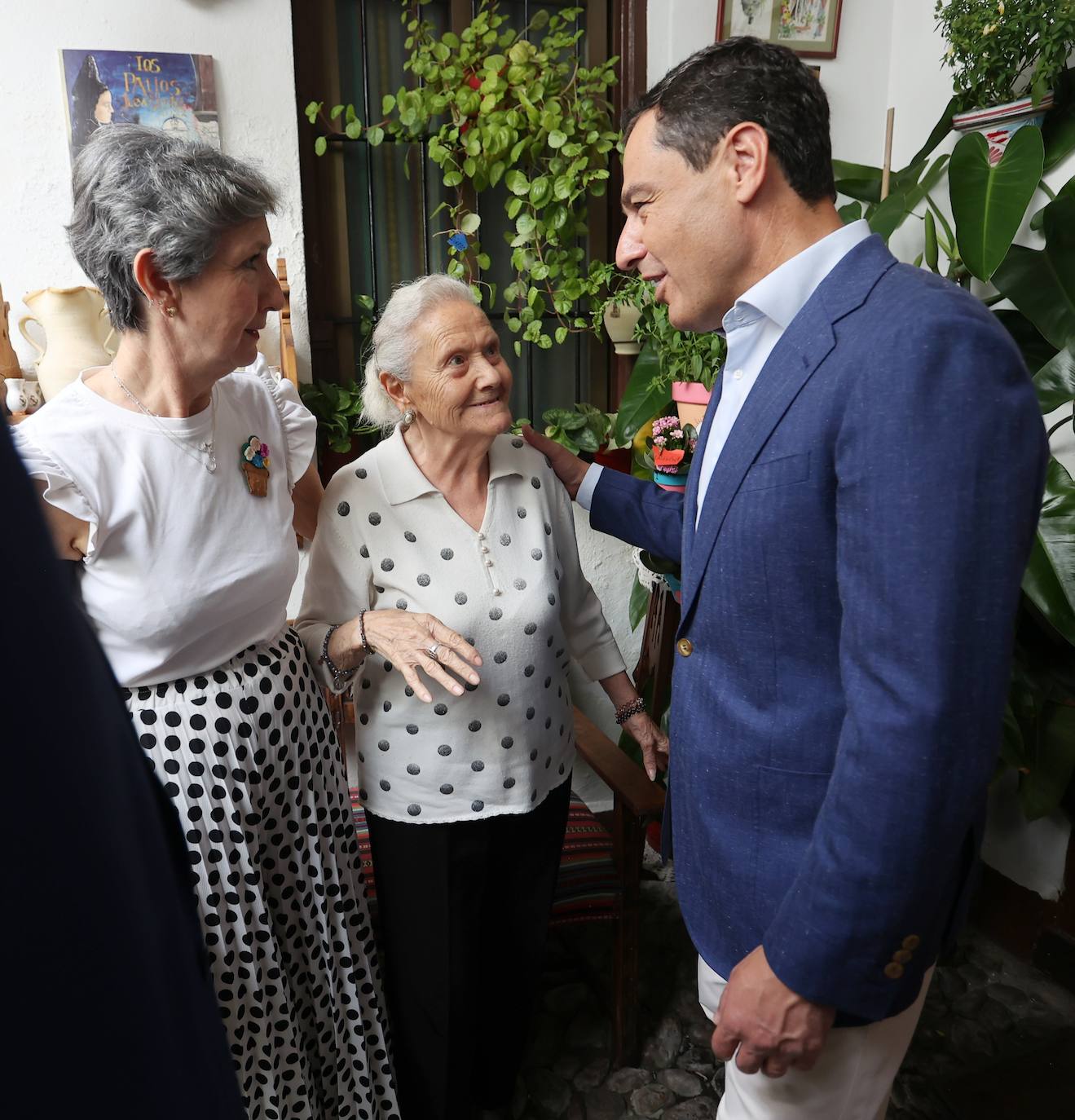 La visita de Juanma Moreno a los Patios de Córdoba, en imágenes