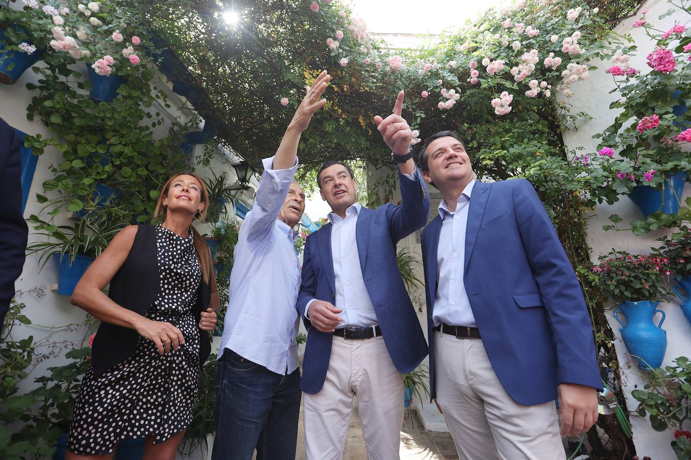 La visita de Juanma Moreno a los Patios de Córdoba, en imágenes