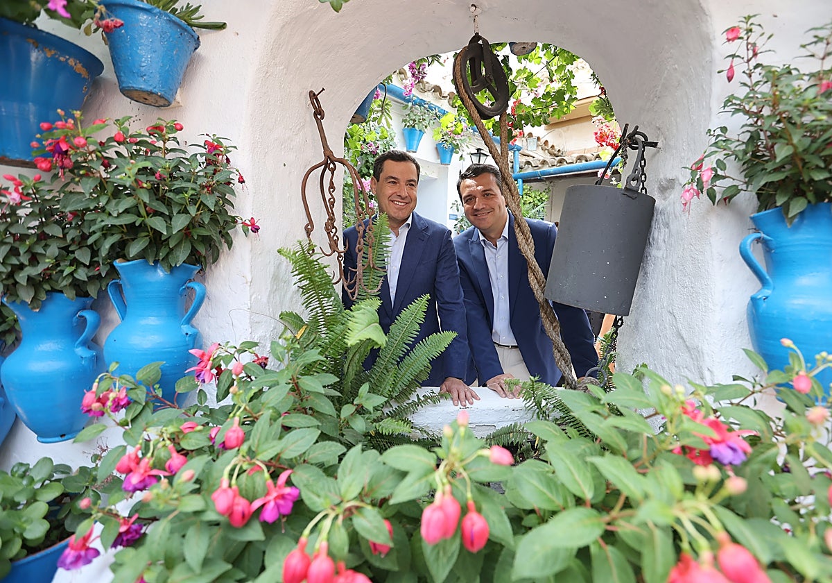 El presidente de la Junta y el alcalde de Córdoba, en el patio de Trueque, 4
