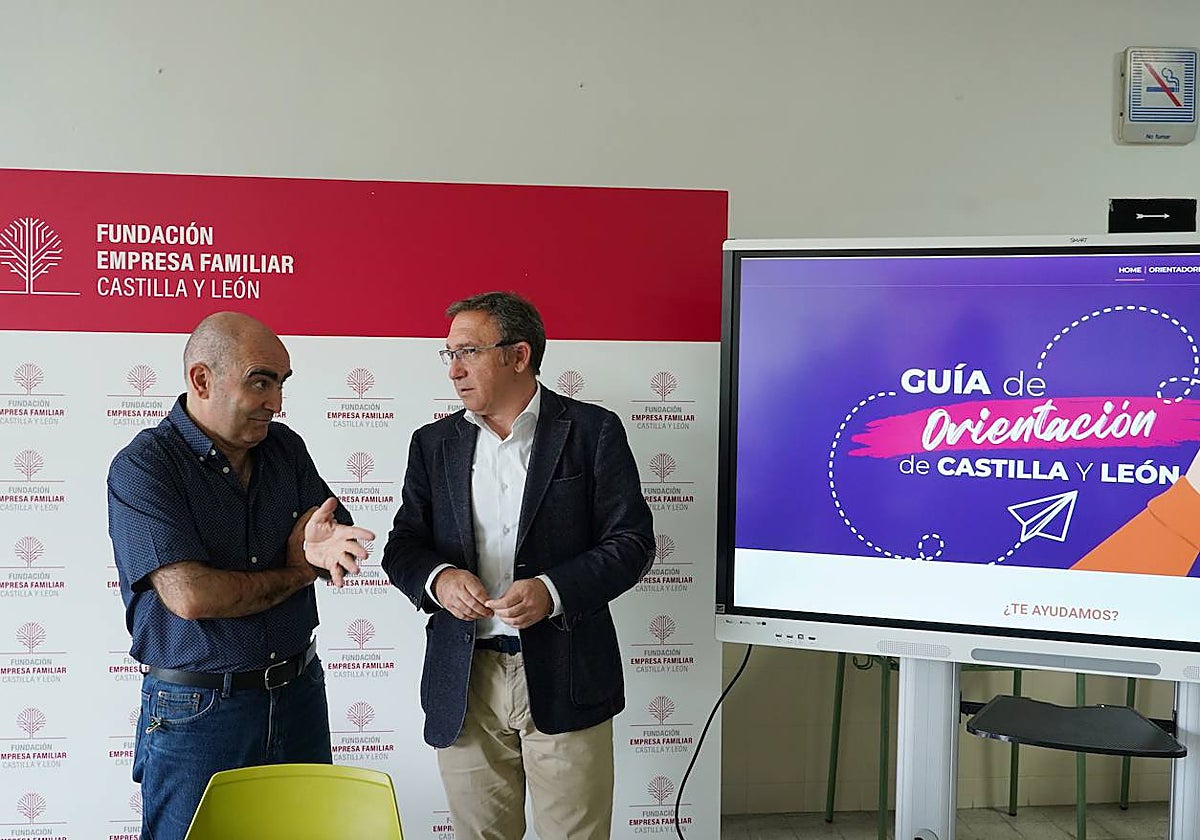 El director de la Fundación Empresa Familiar Castilla y León, Alberto Guerra, y el catedrático de Orientación Educativa y orientador del IES Núñez de Arce, Jaime Foces, presentan la primera Guía de Orientación de Castilla y León