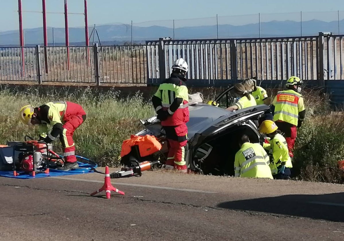 Los bomberos han tenido que desencarcelar a las ocupantes del turismo