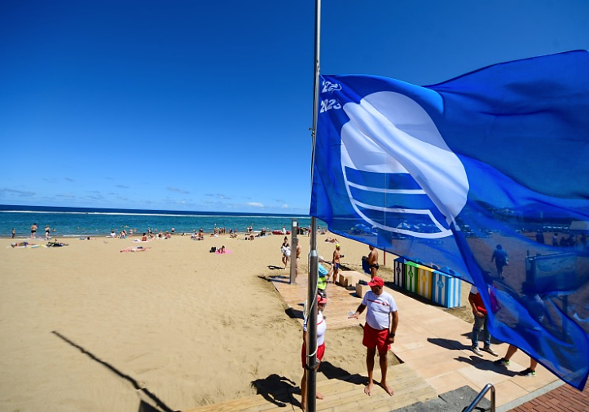 Bandera Azul ondeando en Las Canteras