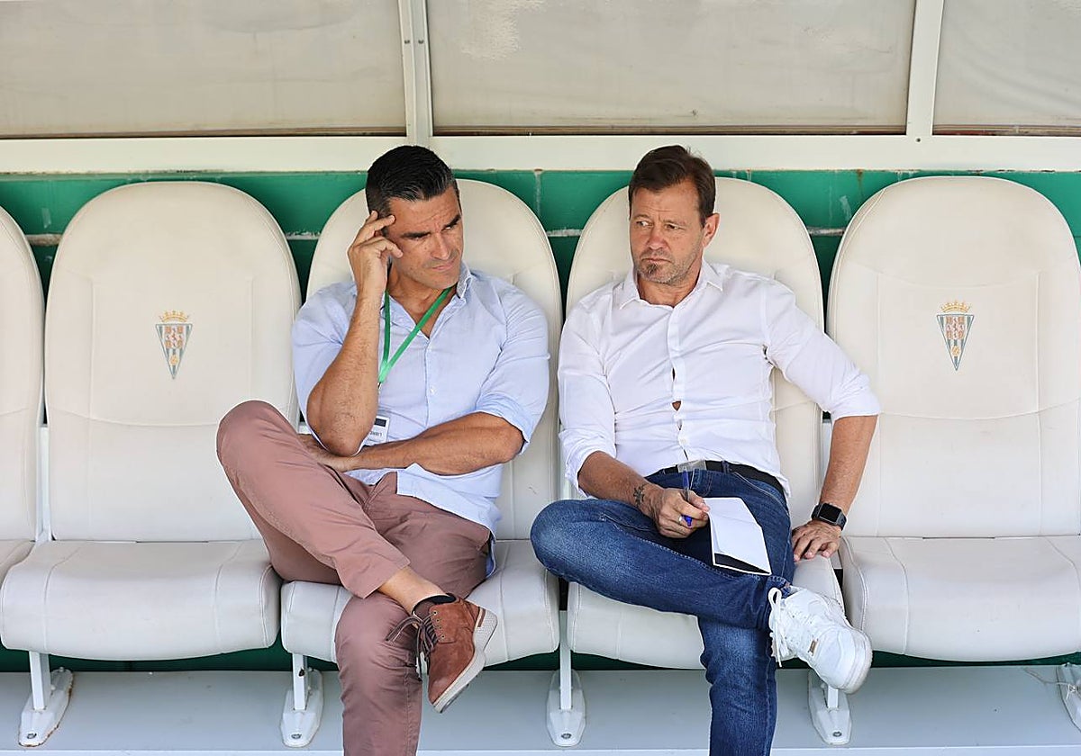Juanito y Manuel Mosquera en el banquillo del Córdoba