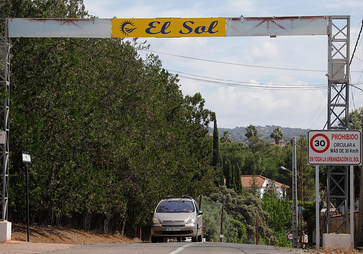 Un vehículo sale de la parcelación de El Sol
