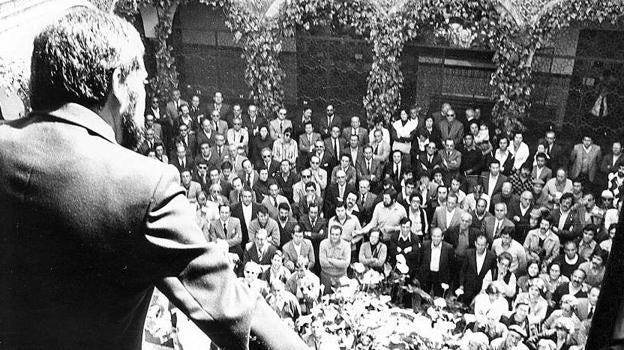 Julio Anguita, pronuncia unas palabras tras su investidura en abril de 19179