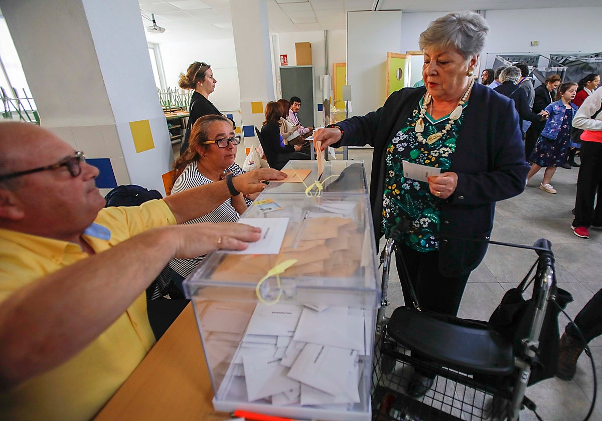 Miembros de una mesa electoral de un colegio de Sevilla durante las elecciones municipales municipales de 2019