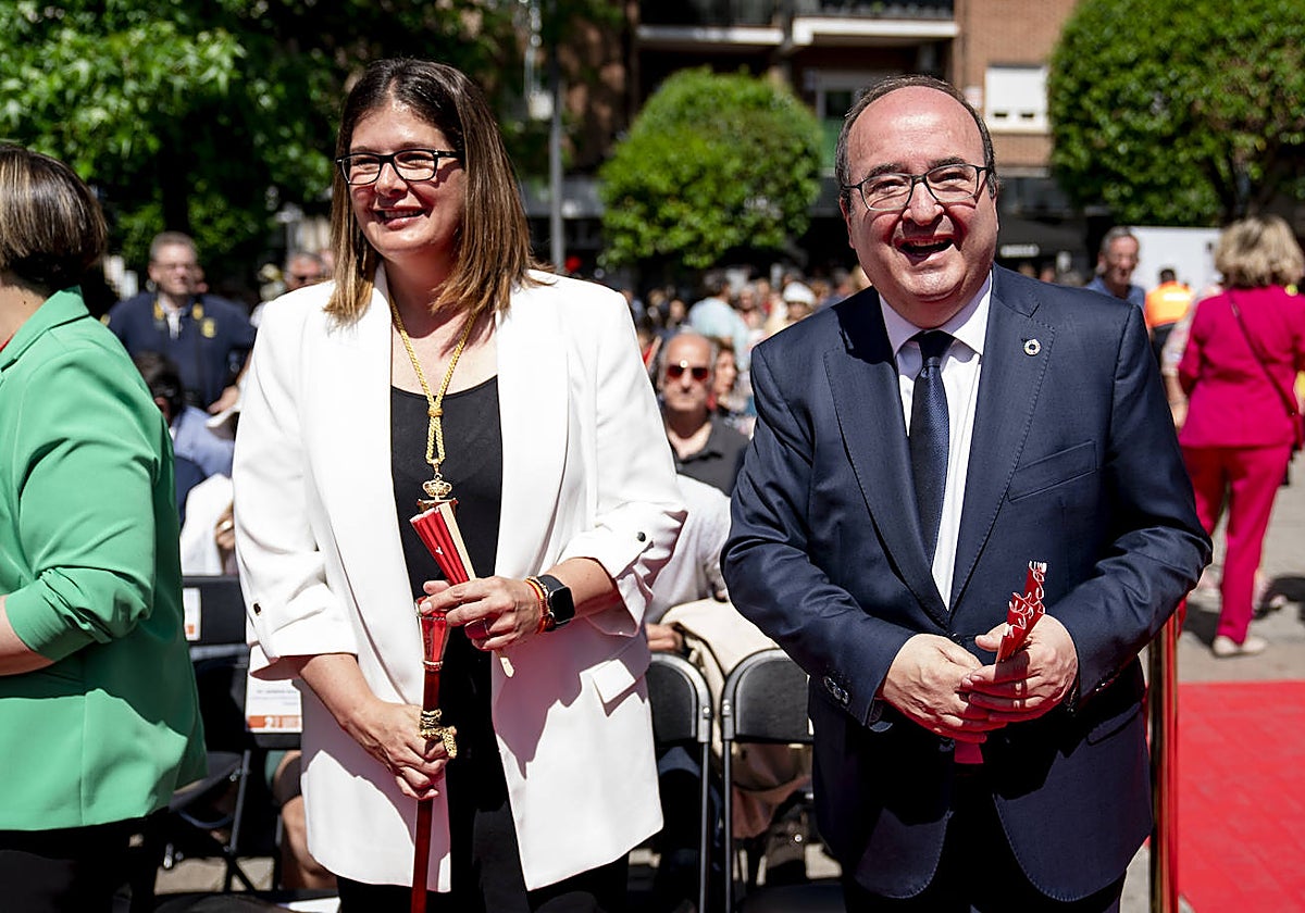 La alcaldesa Noelia Posse, junto al ministro de Cultura Miquel Iceta, el Dos de Mayo