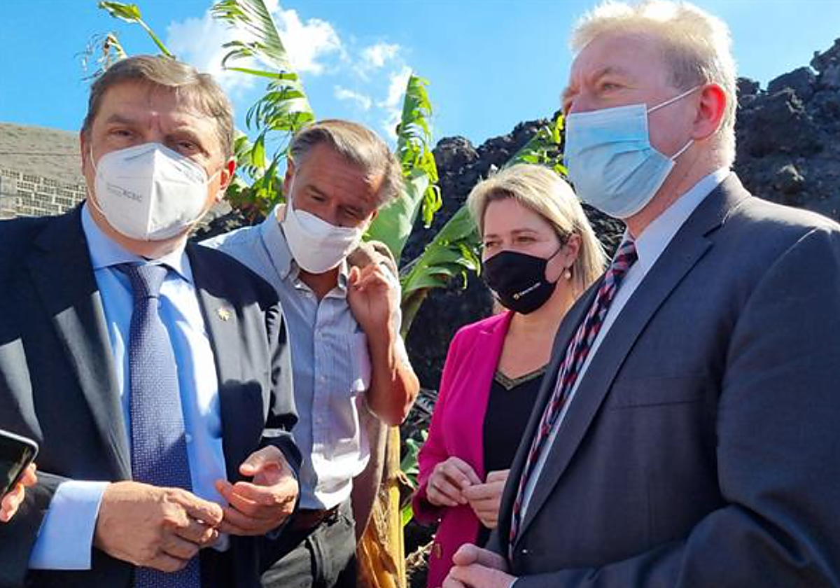 Luis Planas en un a visita a las zonas afectadas por el volcán de Cumbre Vieja