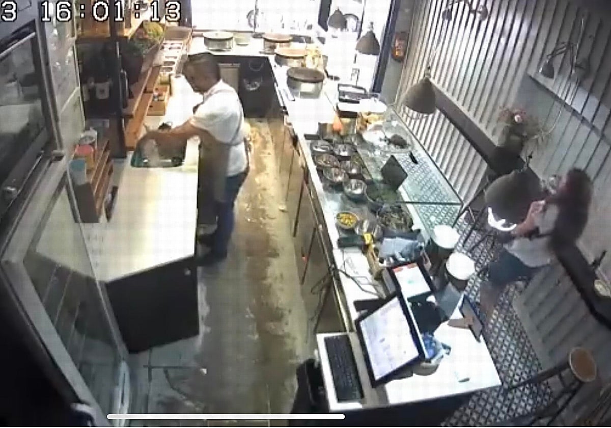 Imagen de seguridad de un restaurante de una clienta roba el bote de propinas