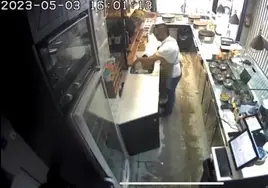 Una clienta aprovecha el descuido de un camarero para robarle las propinas y una cámara de seguridad la descubre