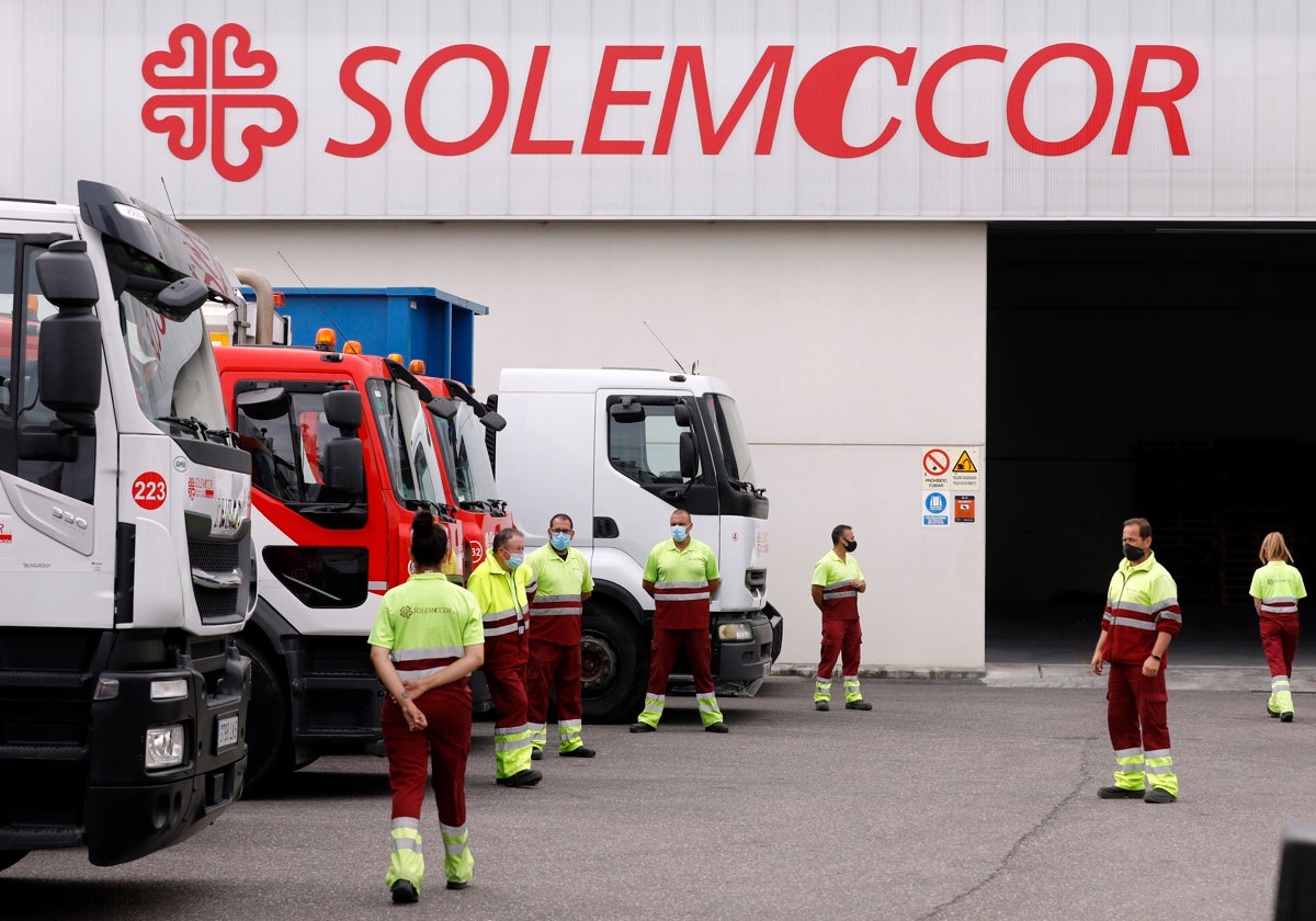 Flota de camiones y personal de Solemccor, de Cáritas Córdoba