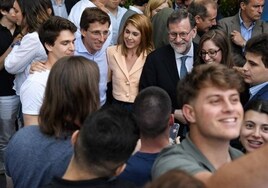 Rajoy, de 'tardeo' con Almeida, reivindica las siglas del PP y reclama moderación y consensos