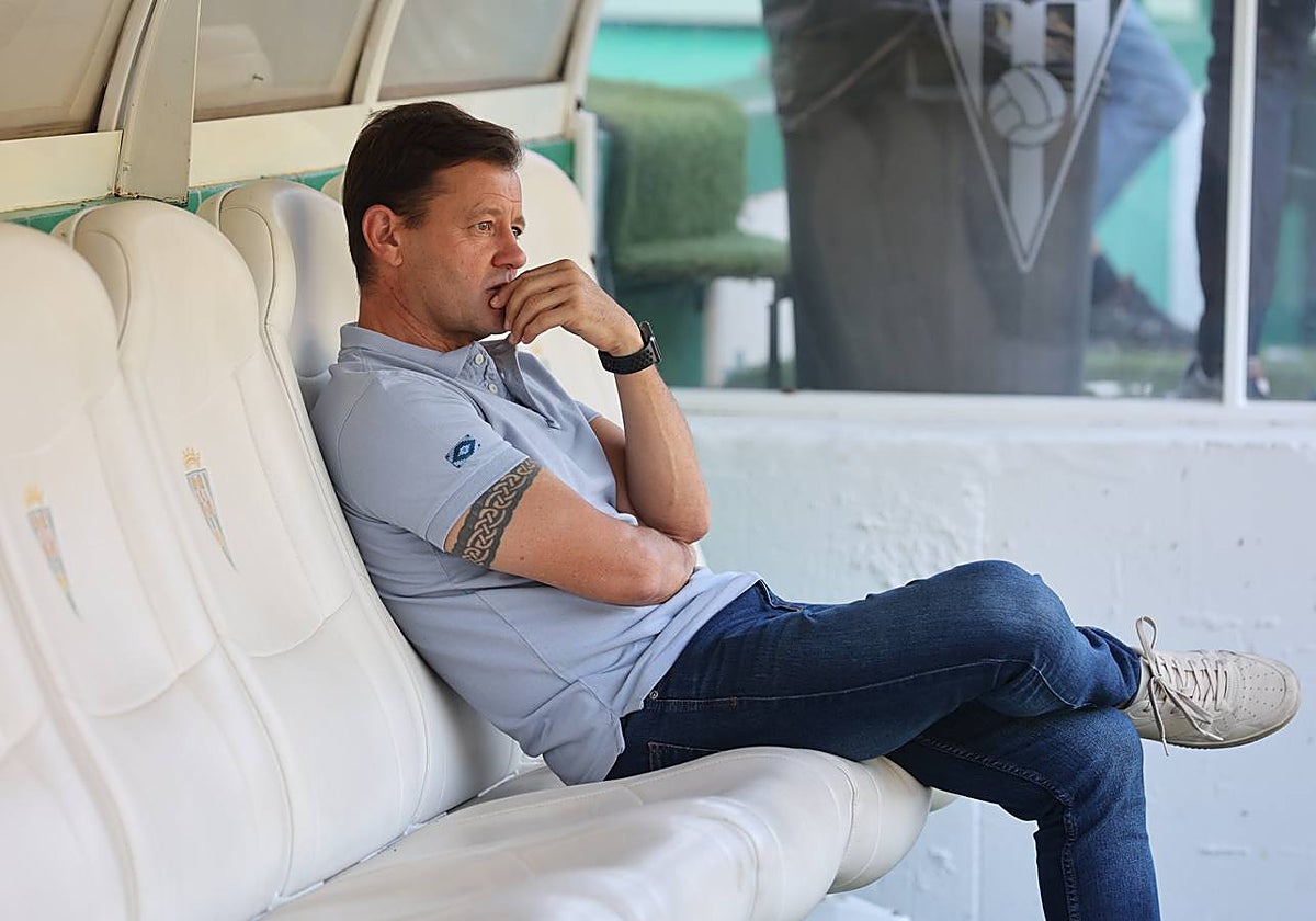 Manuel Mosquera en el banquillo de El Arcángel durante un partido