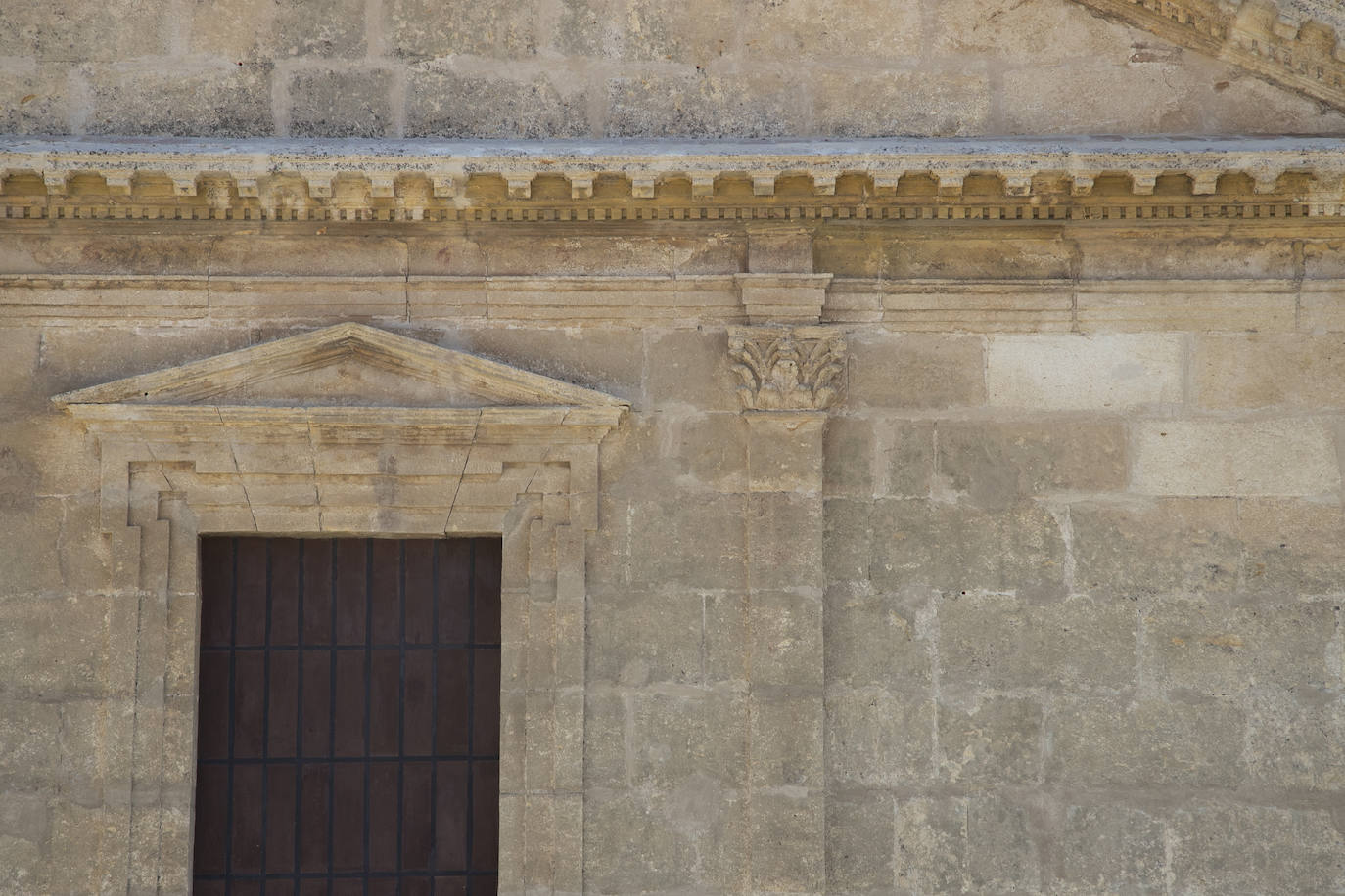 La rejuvenecida fachada de la iglesia del Juramento de San Rafael en Córdoba, en imágenes