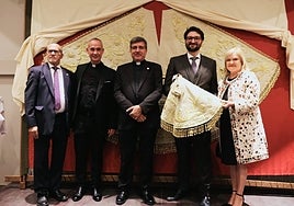 Desde un invidente hasta un preso: más de 12.000 personas bordan el nuevo manto de la Virgen de los Desamparados