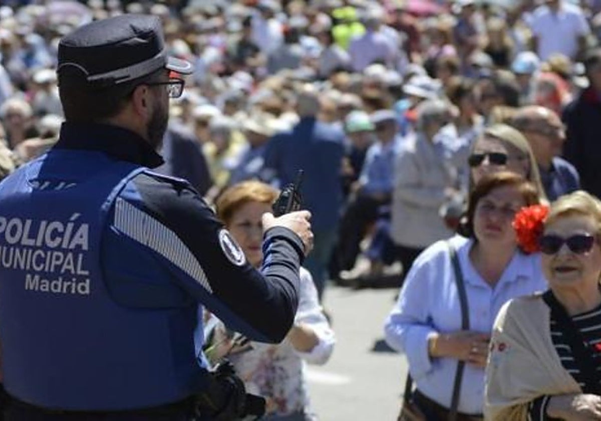 Un  policía municipal en la verbena