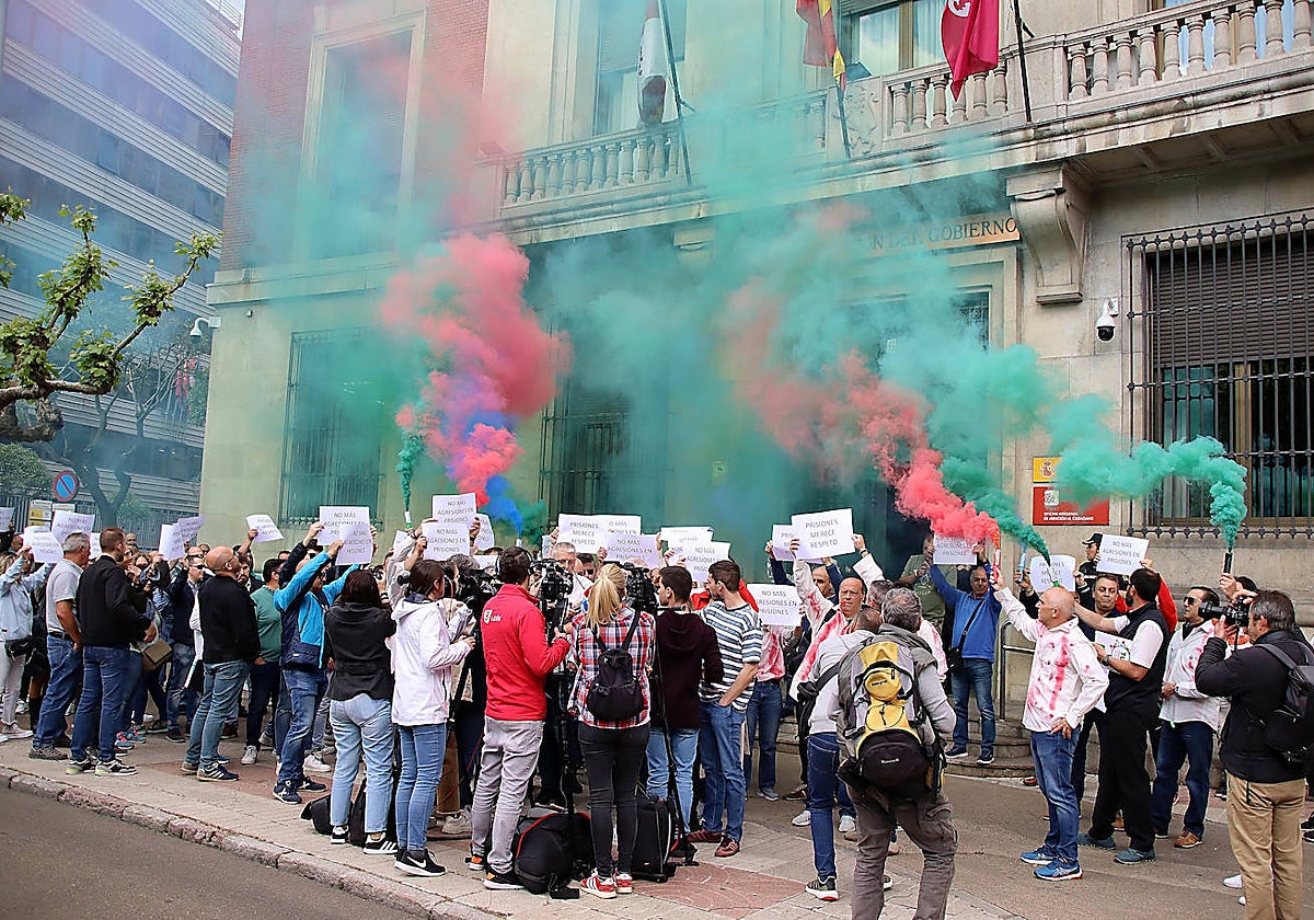 Concentración ante la Delegación del Gobierno en León de los sindicatos con representación en el Centro Penitenciario de Mansilla de las Mulas